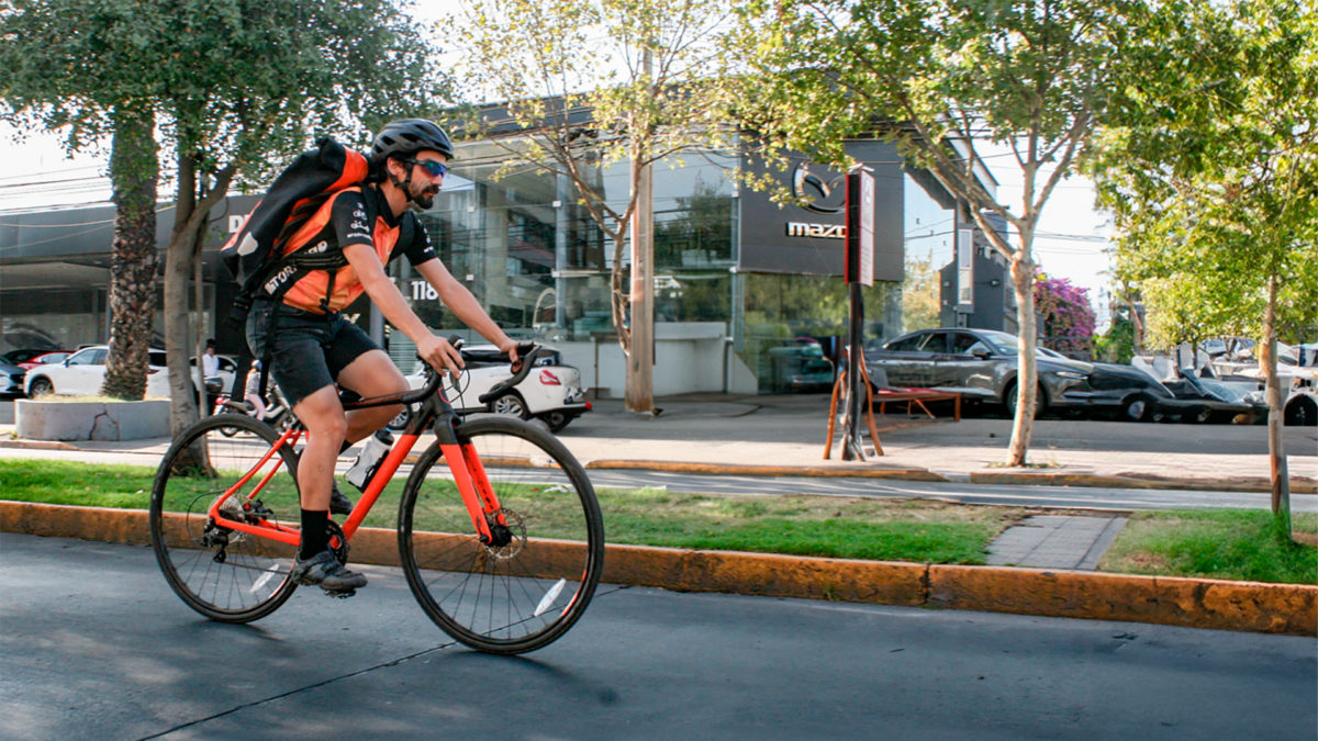 Mensajero pedaleando