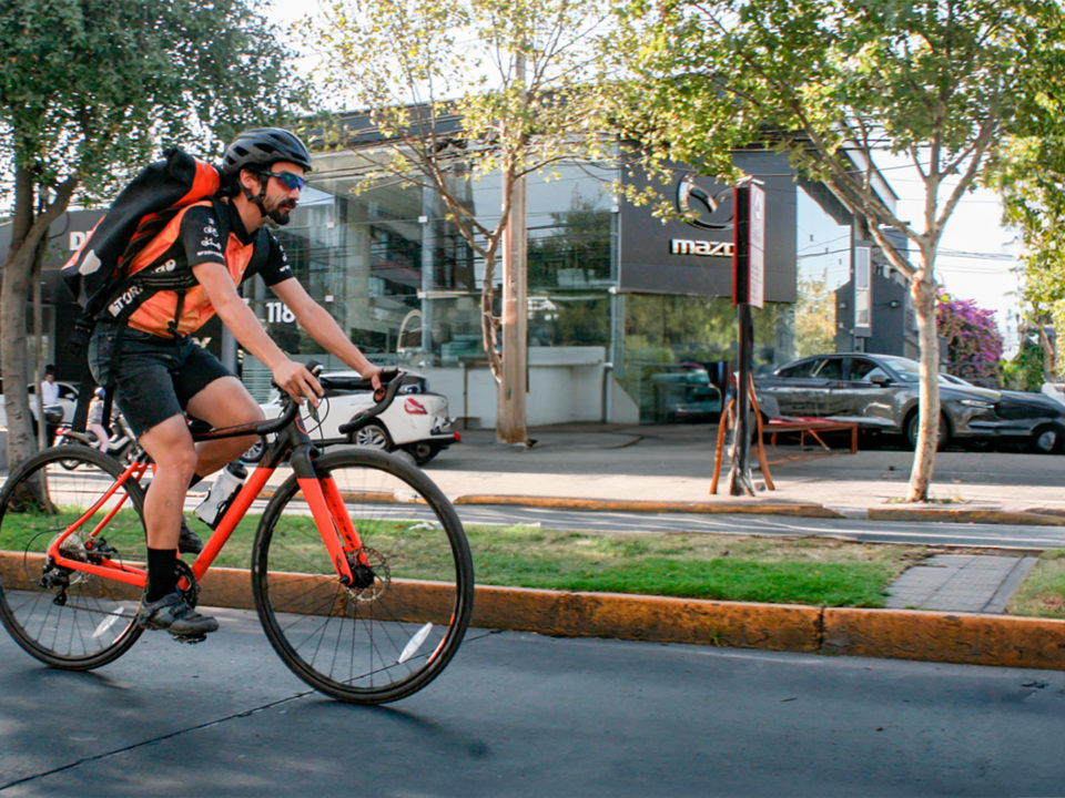 Mensajero pedaleando